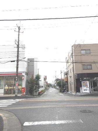 3まっすぐ歩くと二車線道路があるので横断歩道を渡ります。尼崎信用金庫と家具屋の間をそのまま進みます。
