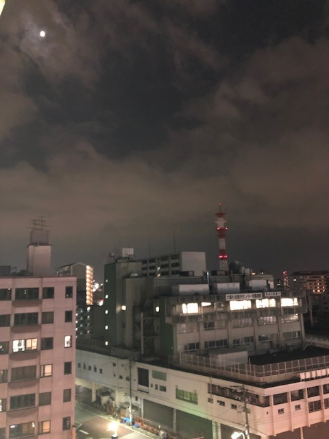 釜ヶ崎の夜の空
