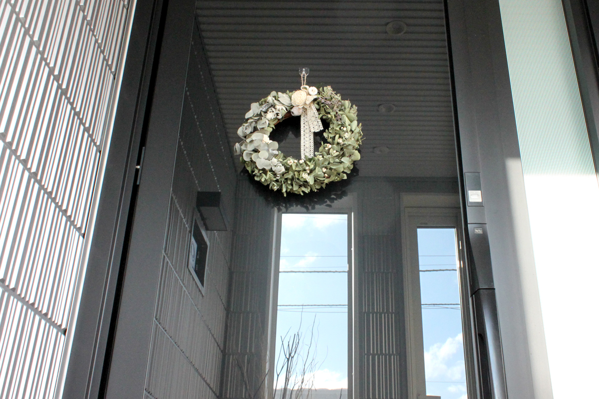 玄関ドア/黒の玄関ドア/クリスマスリース