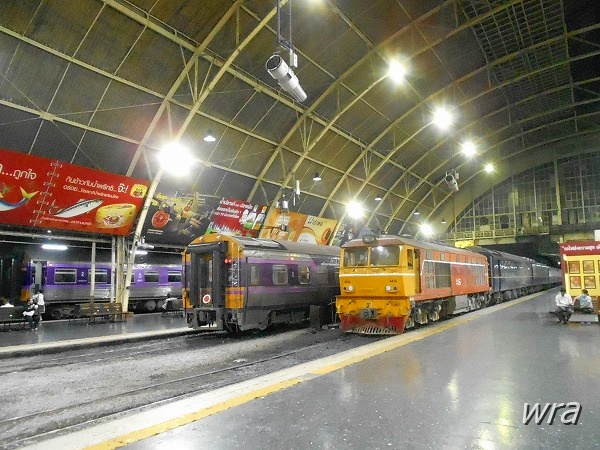 フアランポーン駅のドーム屋根に並ぶ長距離列車